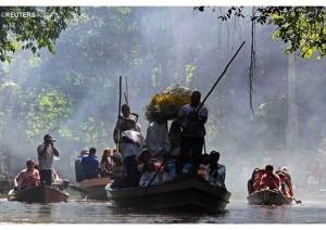 Pilgrims carry a statue of Our Lady to communities along the Amazon river. credit: REUTERS / Vatican Radio