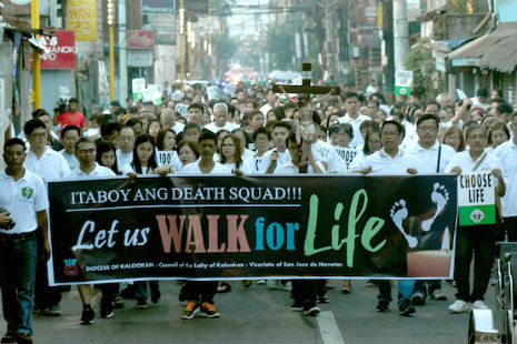 Catholic lay groups lead a march in Manila to dramatize calls for respect of life amid drug-related killings in the country. / Photo by Angie de Silva