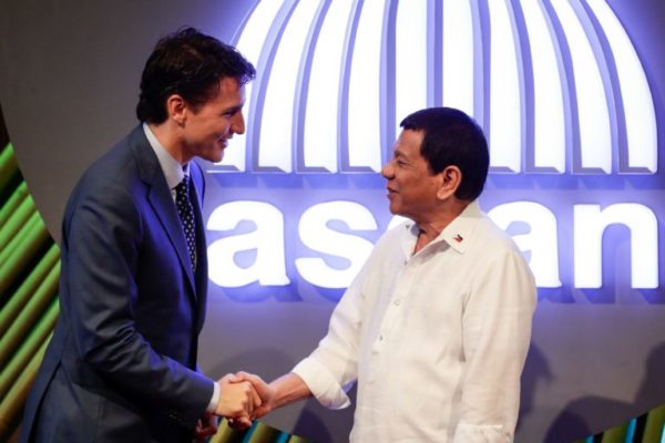 Canadian Prime Minister Justin Trudeau (left) shakes hands with Philippine President Rodrigo Duterte (right) before the opening ceremony of the 31st Association of Southeast Asian Nations (ASEAN) Summit in Manila on Nov. 13, 2017. (Pool photo by MARK R. CRISTINO / AFP)