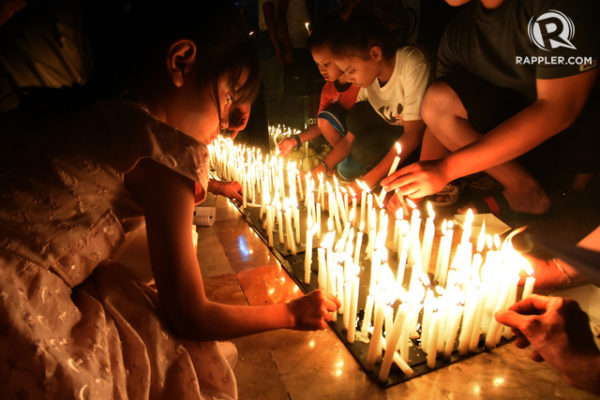 NO TO KILLINGS. A candle-lighting ritual for victims of drug war killings is held at the San Roque Cathedral in Caloocan City on October 24, 2017. Photo by Angie de Silva/Rappler