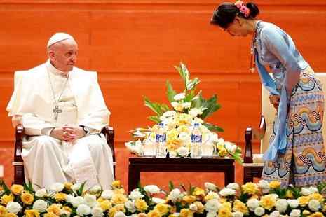 Aung San Suu Kyi bows to Pope Francis on Tuesday during his visit to Myanmar. / Mustafa G Avsar / flickr